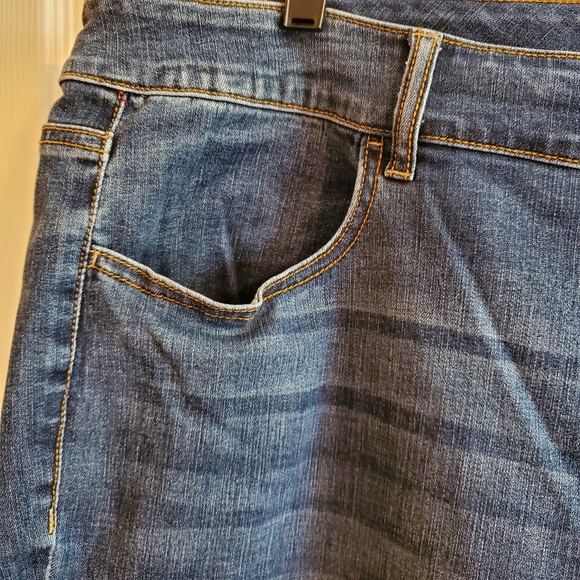 Maurices Frayed Hem Jeans Medium Wash Size 22 Regular - Picture 3 of 9